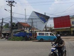 Papan Reklame di Cisoka Bahayakan Penguna Jalan