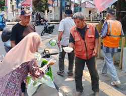 Rutin Giat Sosial, PJS Muba Bagikan Nasi Kotak Gratis