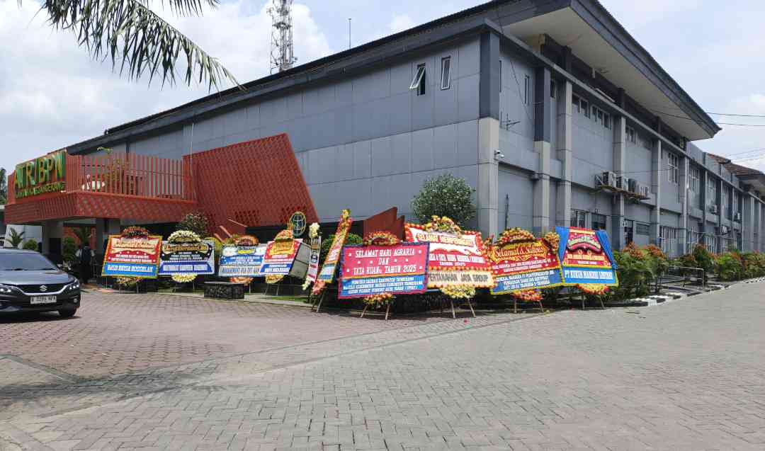 Foto karangan bunga ucapan HATARI