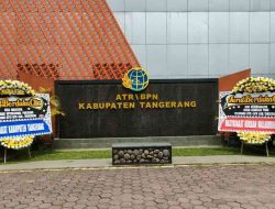 Dua Karangan Bunga Bentuk Kekecewaan Pelayanan BPN Kabupaten Tangerang di Moment HATARU