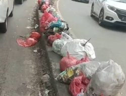 Tumpukan Sampah Sepanjang Trotoar Jalan Raya, Warga Cikupa : Suguhan Tonton Setiap Pagi