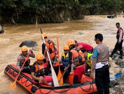 Kapolres OKU Selatan Pimpin Langsung Pencarian Korban Banjir di Desa Tanjung Harapan 