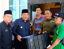 Bupati Muba Serahkan Bantuan Alat Pasca Panen untuk Petani Karet