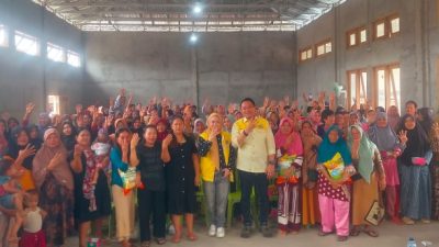 Ketua DPD Golkar Sumsel dan Anggota DPR RI Bagikan 5 Ton Beras Gratis di OKU Selatan