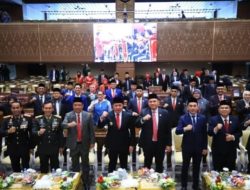 Pimpinan dan Anggota DPRD Sumsel Mendengarkan Pidato Kenegaraan Presiden RI Prabowo Subianto