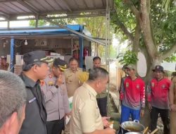 Pemkab Bersama Forkopimda Karawang Sediakan Dapur Umum Untuk Warga Banjir di Desa Karangligar