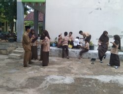 Semangat Siswa SDN Tridayasakti 04 Membuat Kerajinan Tangan Dari Galon Botol Aqua Bekas