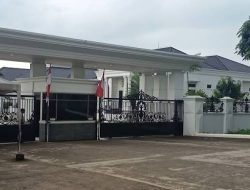 KPK menyita satu unit mobil Toyota Land Cruiser dan sejumlah dokumen saat menggeledah rumah Bupati Bekasi Ade Kuswara