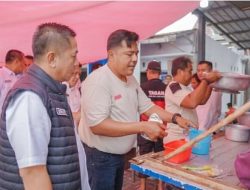 Pastikan Kebutuhan Dasar Warga Terdampak Banjir Terpenuhi dengan Baik, Bupati Karawang Tinjau Dapur Umum Dinsos