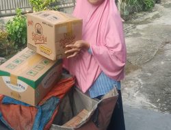 “Hebat” Ketua RT.001/RW 014 Perum Trias Estate Peduli Warga Terdampak Banjir Di Desa Pantai Harapanjaya Muaragembong