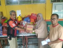 Kepala Sekolah SDN Mekarsari 04 Tambun Selatan Peduli Terhadap Warga Muaragembong Yang Terdampak Banjir