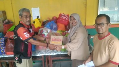 Kepala Sekolah SDN Mekarsari 04 Tambun Selatan Peduli Terhadap Warga Muaragembong Yang Terdampak Banjir