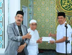 Jumat Ramadan di Sukarame, Wagub Sumsel Cik Ujang Serahkan Bantuan untuk Masjid Ummul Tumina