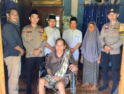 Wujud Kepedulian Polri, Warga Desa Tanjung Jaya Kecamatan Buay Pemaca Terima Bantuan Kursi Roda