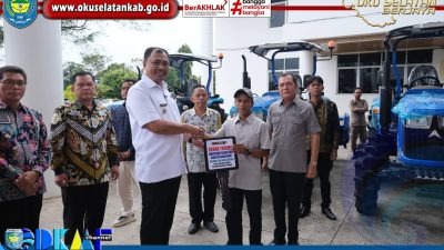 Abusama Bupati OKU Selatan Serahkan 8 Unit Hand Traktor Untuk Kelompok Tani
