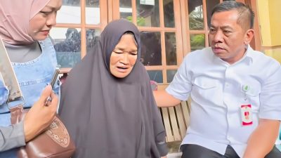 Bupati Karawang Berikan Bantuan Sosial dan Kesehatan saat Tinjau Rumah Penerima Manfaat Rulahu