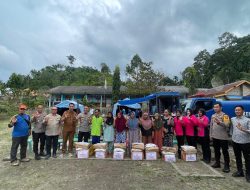 Banjir dan Longsor Tak Padamkan Semangat, Polres OKU Selatan Hadir Menguatkan Warga