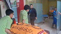Rumah Sakit Polri Kramat Jati Jakarta Timur masih melaksanakan proses identifikasi 10 jenazah korban kecelakaan Tabrakan Kereta Api