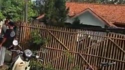 Warga Masyarakat Kampung Utan Salak RT 01/020, Desa Kertamukti Di Hebohkan Dengan Ditemukannya Seorang Ibu Pengusaha Tenda Tewas Berlumuran Darah