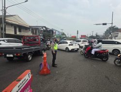 Satlantas Polres Karawang Konsisten Atur Lalu Lintas, demi Keamanan dan Kelancaran Pengguna Jalan
