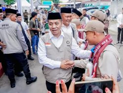 Detik-Detik ketika Bupati Aep Lepas Keberangkatan 443 Jemaah Haji Karawang Kloter JKS 04