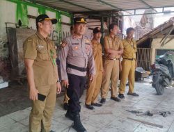 Kasie Trantib dan Jajaran Polsek Pasarkemis Tertibkan Bangli di Sempadan Sungai Cirarab Berjalan