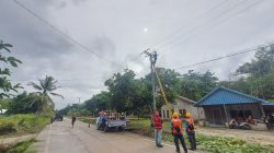 Pantang Surut Diguyur Hujan, Tim Gabungan PLN Perkuat Keandalan Listrik di Pelosok Sungai Menang