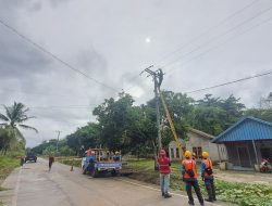 Pantang Surut Diguyur Hujan, Tim Gabungan PLN Perkuat Keandalan Listrik di Pelosok Sungai Menang