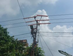 Tanpa Padam, Tim Ahli PLN Pasang Alat Pelindung Canggih untuk Jaga Keandalan Listrik di Prabumulih