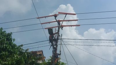 Tanpa Padam, Tim Ahli PLN Pasang Alat Pelindung Canggih untuk Jaga Keandalan Listrik di Prabumulih