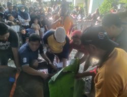 H.Ainul Jakkin,SH Ketua RW.010 Perum Tridaya Nuansa Indah Terjun Langsung Menyembelih Hewan Qurban Dalam Giat Peringatan Hari Idul Adha 1447.H