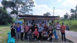 Warga Lingkungan XI Batubelang Jaya Gotong Royong Renovasi Gardu Poskamling
