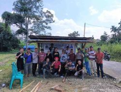 Warga Lingkungan XI Batubelang Jaya Gotong Royong Renovasi Gardu Poskamling