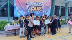 Kapolsek Tambun  Kompol Wuryanti,SH.MH Menyerahkan Langsung Hadiah Kepada Siswa SDN Mekarsari 04 Yang Meraih Juara 1 (satu) lomba Futsal