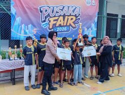 Kapolsek Tambun  Kompol Wuryanti,SH.MH Menyerahkan Langsung Hadiah Kepada Siswa SDN Mekarsari 04 Yang Meraih Juara 1 (satu) lomba Futsal