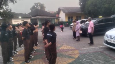 Plt Kepala Sekolah SDN Mekarsari 04 Melepas Dua Tim Personil gerakan Pramuka Dalam Lomba LKBBT Tingkat Jabodetabek