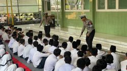 Momen Satlantas Polres Karawang Hadirkan Keseruan saat Kegiatan Police Goes to School di MTS Ar-Ruhinayah, Cikampek