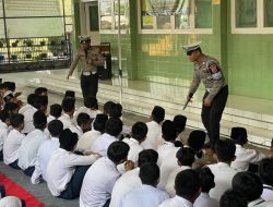 Momen Satlantas Polres Karawang Hadirkan Keseruan saat Kegiatan Police Goes to School di MTS Ar-Ruhinayah, Cikampek