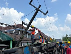PLN Percepat Pemulihan Listrik Usai Tiang Jaringan Tertabrak Truk di Cempaka