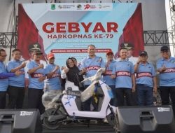 Sekda Karawang Lepas Gerak Jalan Gebyar Harkopnas ke-79, Warga Antusias Meriahkan Rangkaian Kegiatan