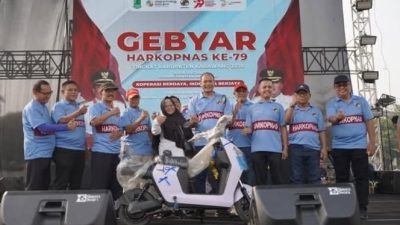 Sekda Karawang Lepas Gerak Jalan Gebyar Harkopnas ke-79, Warga Antusias Meriahkan Rangkaian Kegiatan