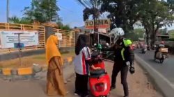 Polantas Menyapa Ibu-Ibu Pengendara Motor di Karawang, Ingatkan untuk Selalu Tertib Berlalu Lintas