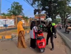 Polantas Menyapa Ibu-Ibu Pengendara Motor di Karawang, Ingatkan untuk Selalu Tertib Berlalu Lintas