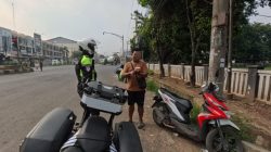 Potret Humanis! Polantas di Karawang Sampaikan Disiplin Berlalu Lintas Kepada Pengendara Motor, demi Keselamatan di Jalan Raya
