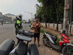 Potret Humanis! Polantas di Karawang Sampaikan Disiplin Berlalu Lintas Kepada Pengendara Motor, demi Keselamatan di Jalan Raya
