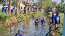 Langit Biru Indonesia Asri Minggu Ke-4, DPC Partai Demokrat Karawang Bersihkan Saluran Irigasi di Kecamatan Pedes
