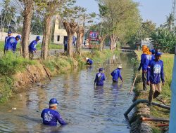 Langit Biru Indonesia Asri Minggu Ke-4, DPC Partai Demokrat Karawang Bersihkan Saluran Irigasi di Kecamatan Pedes