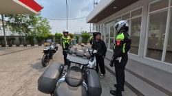 Satlantas Polresta Karawang Sigap Bantu Pengendara yang Alami Motor Mogok, Derek Motor ke SPBU Terdekat