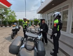 Satlantas Polresta Karawang Sigap Bantu Pengendara yang Alami Motor Mogok, Derek Motor ke SPBU Terdekat