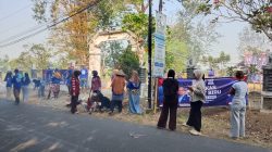 Langit Biru Indonesia Asri Minggu Ke-5, Anggota DPRD dan DPC Partai Demokrat Karawang Bersama Warga Gelar Kerja Bakti Bersihkan Area TPU Leuweung Djati